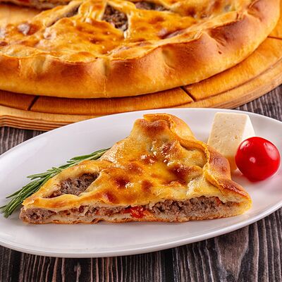 Пирог с говядиной, сыром и помидорамив Осетинские Пироги по цене 1500 ₽