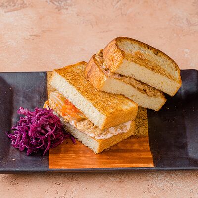 Сандо со рваной свининой в Maneki по цене 430 ₽