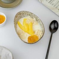 Рисовая каша с манго и лепестками миндаля в Coff