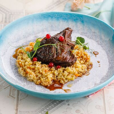 Телячьи щечки с булгуром и кореньями в Катюша Katyusha по цене 890