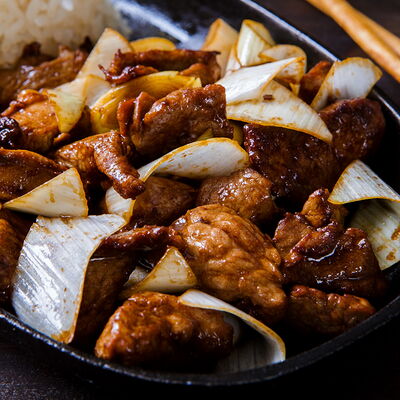 Баранина с луком - пореем и рисом в Чайна Тун по цене 290