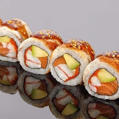 Ролл из камчатского краба, копченого угря и лосося в Bluefin по цене 2890 ₽