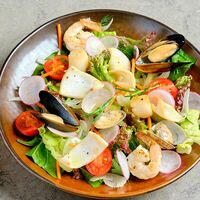Микс салатов с морепродуктами в Buonamici