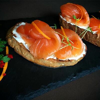Брускетта с лососем в Wine room gallery по цене 660 ₽