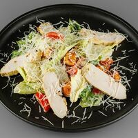 Цезарь с курицей в Meat & Grill