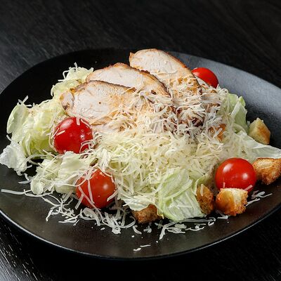 Салат Цезарь с курицей в Loca Pizza по цене 490 ₽