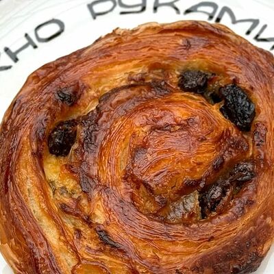 Улитка с корицей и изюмом в Цех Croissant по цене 230 ₽