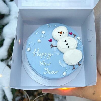 Новогодний бенто торт Снеговик в подарок на Новый год в Cosmo Сakery по цене 2400 ₽