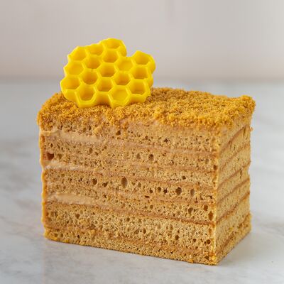 Пирожное медовое в Мамин Cake по цене 370 ₽
