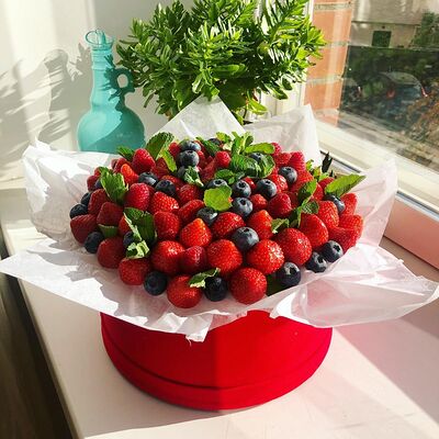 Шляпная коробка с клубникой Standart в Alena'strawberries по цене 6000 ₽