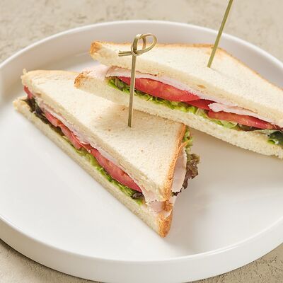 Сэндвич с куриной грудкой в Four по цене 380 ₽