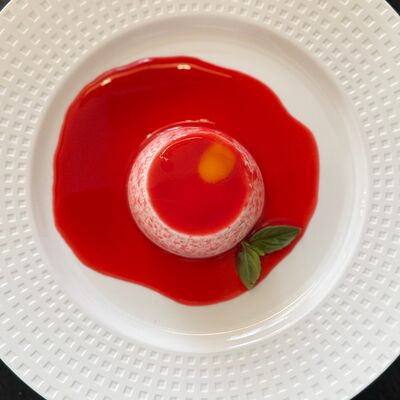 Соевый мусс с малиновым соусом в Tutti I Giorni по цене 650 ₽