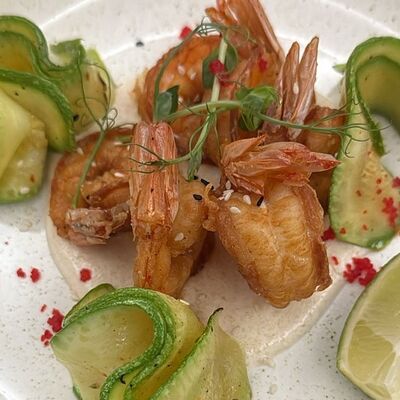 Обжаренные тигровые креветки с паппарделле из цукини и арахисовым соусом в Камин по цене 1210 ₽