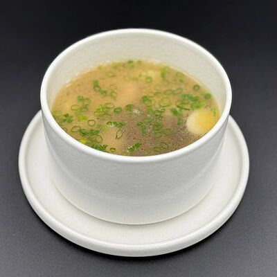 Куриный бульон с гречневой лапшой, яйцом и зеленым луком в Debrett по цене 748 ₽