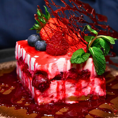 Фирменный чизкейк Литера со свежей вишней в Рестобар Литера по цене 570 ₽