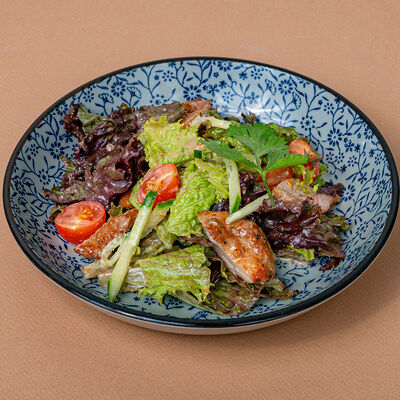 Салат с цыпленком и имбирной заправкой в Хочу пури по цене 520 ₽