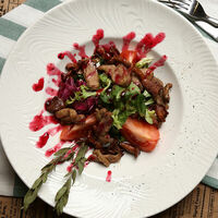 Салат с лисичками и утиным филе в Имбирь