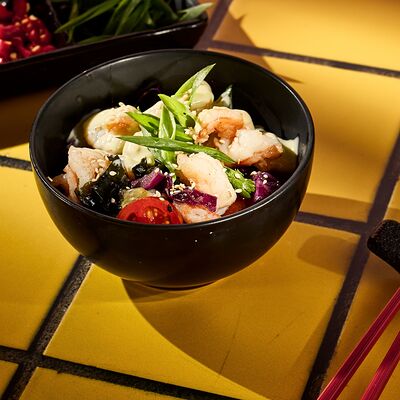 Овощной салат с креветками и вакаме в Bao по цене 425 ₽