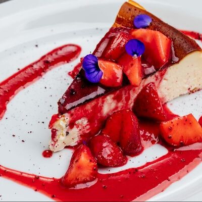 Баскский чизкейк с клубникой и малиновым соусом в Cruise по цене 630 ₽