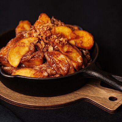 Сковородка с рваной свининой в Rogulevs Burgers по цене 580 ₽