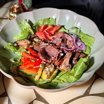 Салат с пастрами из говядины и овощами гриль в Куркума по цене 760 ₽