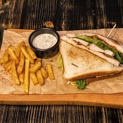 Клаб-сэндвич с курицей в Бар пейешьпой по цене 450 ₽