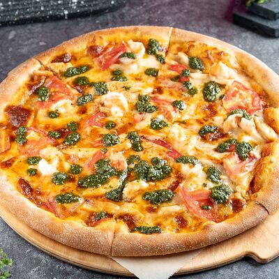 Пицца Курица, креветкой и пестов Новые Лица по цене 880