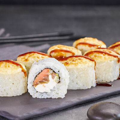 Ролл Нежный с лососем запеченный в Суши Мастер по цене 509 ₽