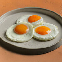 Глазунья из трех яиц в Maya