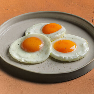 Глазунья из трех яиц в Maya по цене 450 ₽