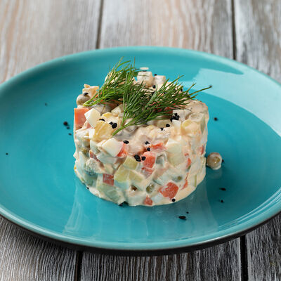 Салат Оливье с курицей в Кофейня на Остоженке по цене 740 ₽