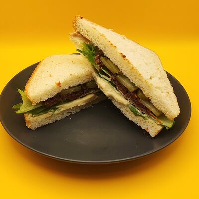 Сэндвич с хумусом в Dobro coffee microroasters по цене 320 ₽