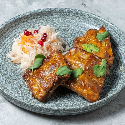 Свиные ребра в карамельной глазури с бурбоном, чили и квашеной капустой в Шато Винтаж по цене 990 ₽