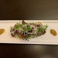 Брускетта с говяжьей вырезкой в Two Rabbits