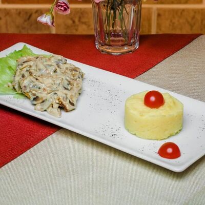 Куриная грудка с грибами в сливочном соусе в Пепперони по цене 720 ₽