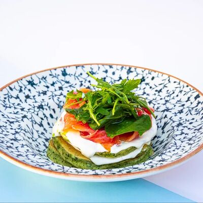 Шпинатные панкейки с лососем, мягким сыром и яйцом пашот в We want more по цене 580 ₽