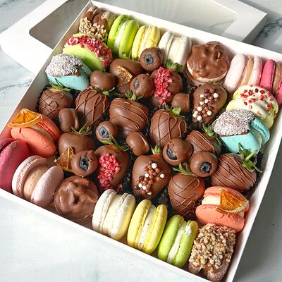 Клубника в шоколаде с макарон и голубикой в Vanilka по цене 6543 ₽