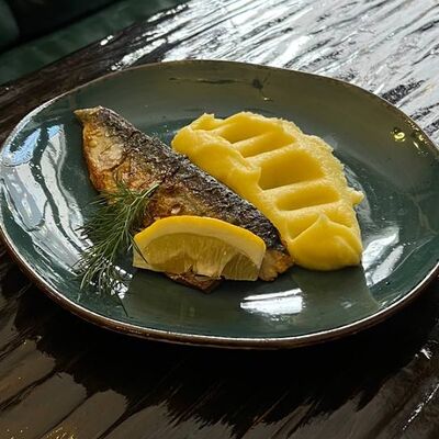 Филе скумбрии, обжаренное на гриле, пюре картофельное в Длинный нос по цене 375 ₽