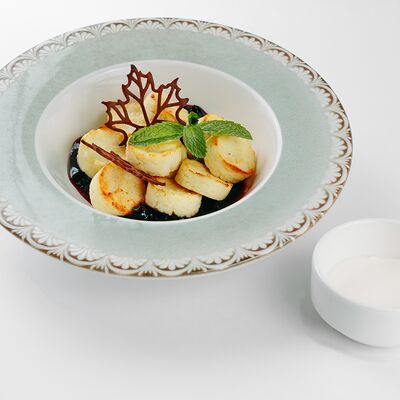 Мини-сырники со смородиновым вареньем и сметаной в Семейный ресторан Пироги по цене 419 ₽