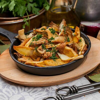 Грибы, жаренные с картофелем и луком в Ресторан Воробьёвы Горы PREMIUM по цене 449 ₽