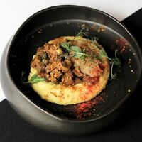 Телячьи щечки с луком конфи и муссом из цветной капусты в Libido