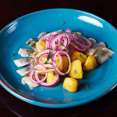 Филе сельди с картофелем в Lions Head по цене 540 ₽