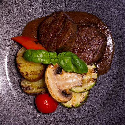 Медальоны из говядины с овощами в Кнедлик по цене 1090 ₽