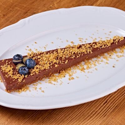 Шоколадный ганаш/дробленый фундук/сезонные ягоды в Кафе Итальянцы по цене 420 ₽