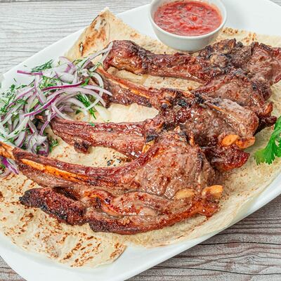 Баранья корейка на мангале в Yunga Tim Fish & Grill по цене 1590 ₽