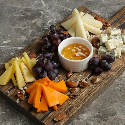 Сырная тарелка в FRIENDLOUNGE по цене 740 ₽