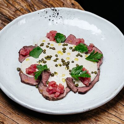 Вителло тоннато с тартаром из тунцав Чешуя по цене 1150 ₽