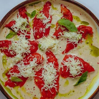 Запеченный перец с брынзой под соусом тонато в Роланд по цене 580 ₽