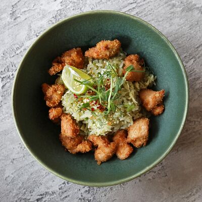 Рис карри с хрустящим куриным филе, лемонграссом, лаймом и яйцом в BonoBo по цене 640 ₽
