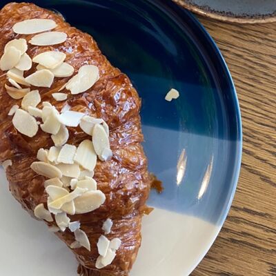 Круассан классический с джемом в Багратиони по цене 610 ₽